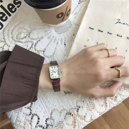 Women's retro watch with leather strap