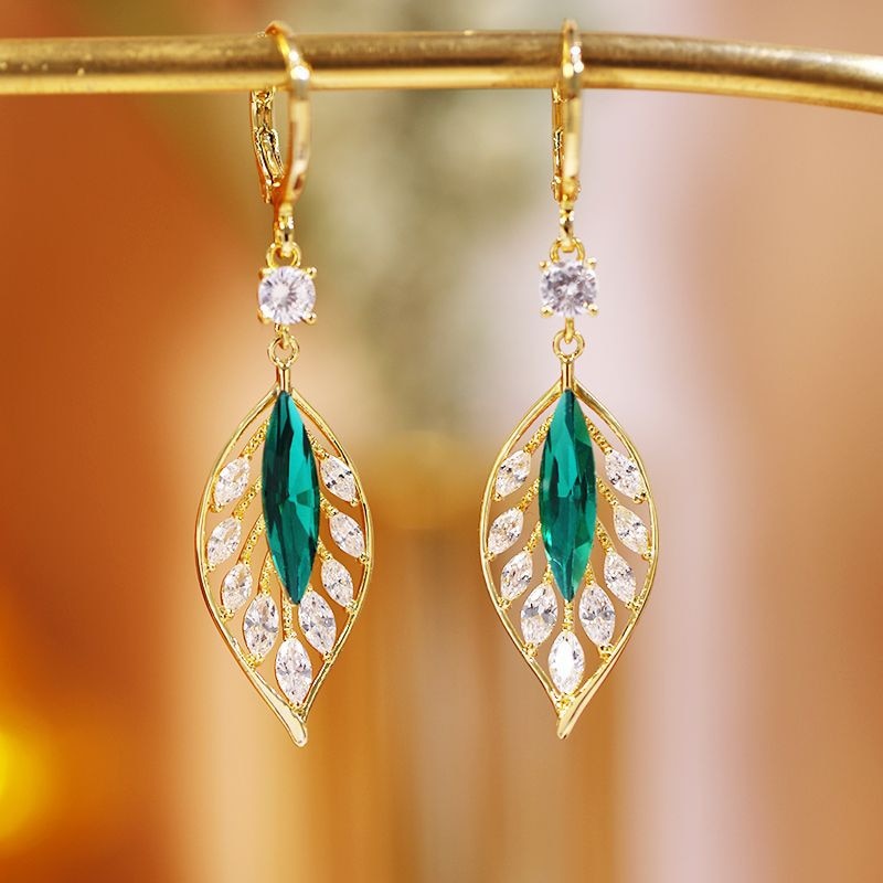 Skanto | Leaf Shiny Zircon Earring