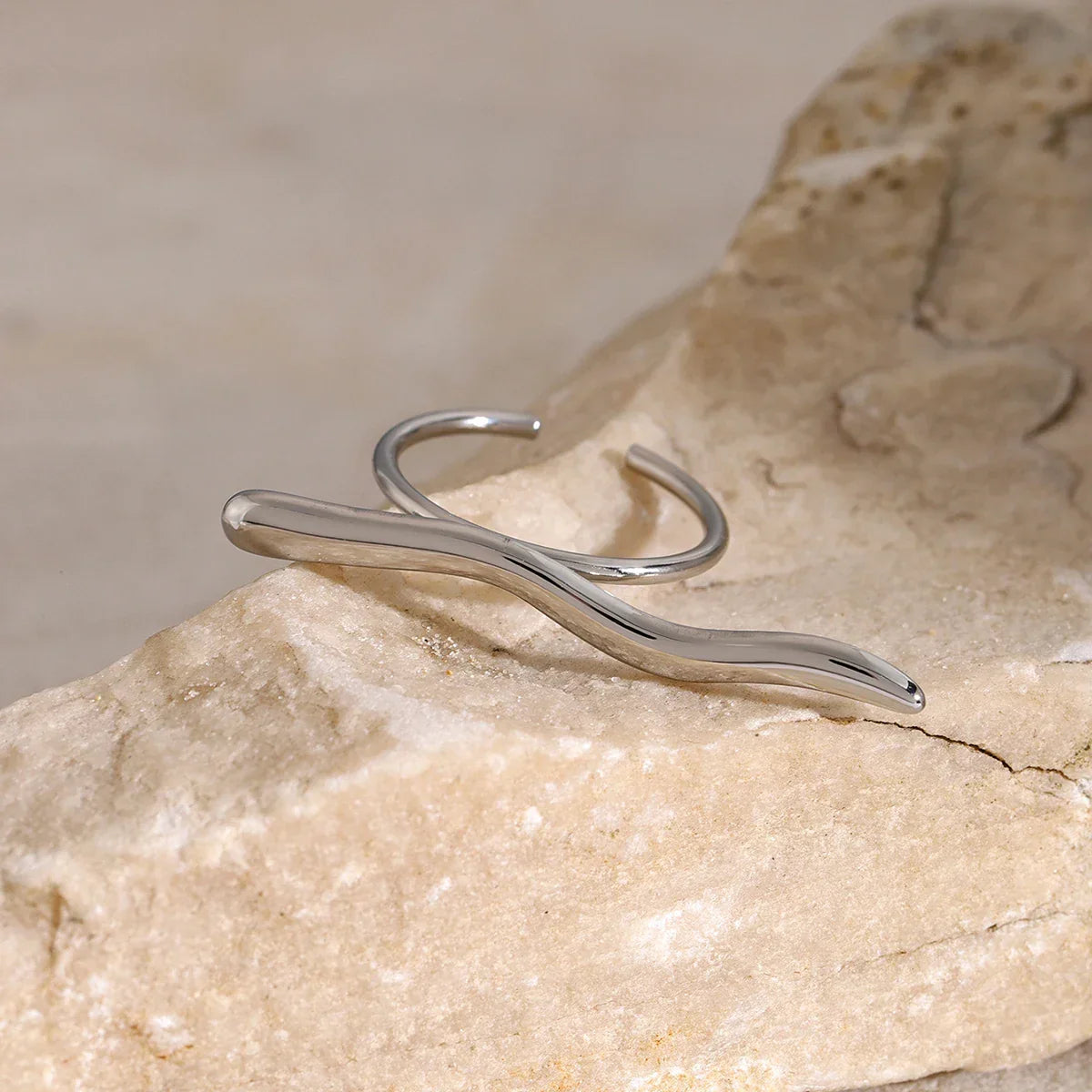 BowLift | Distinct Bar Ripple Ring