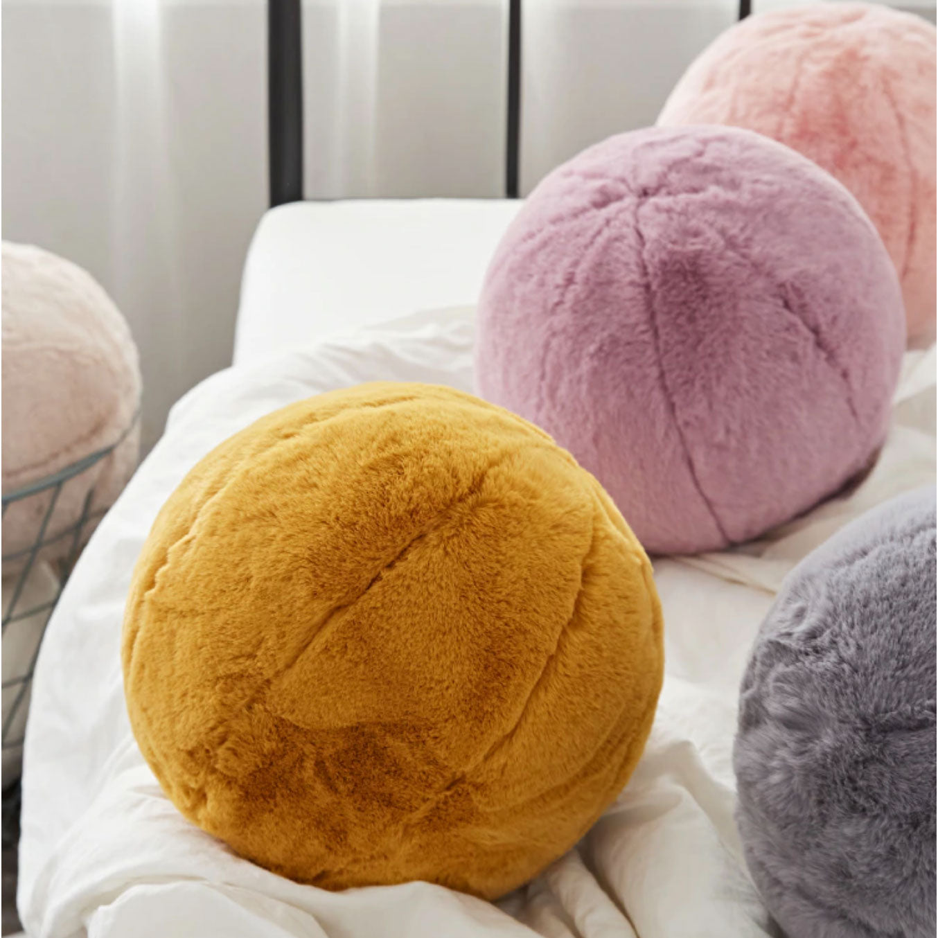 Short Fur Ball Pillow | Bowlift