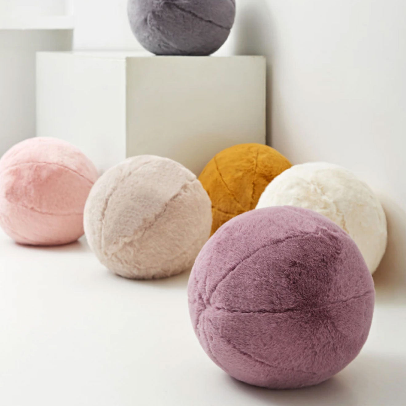 Short Fur Ball Pillow | Skanto