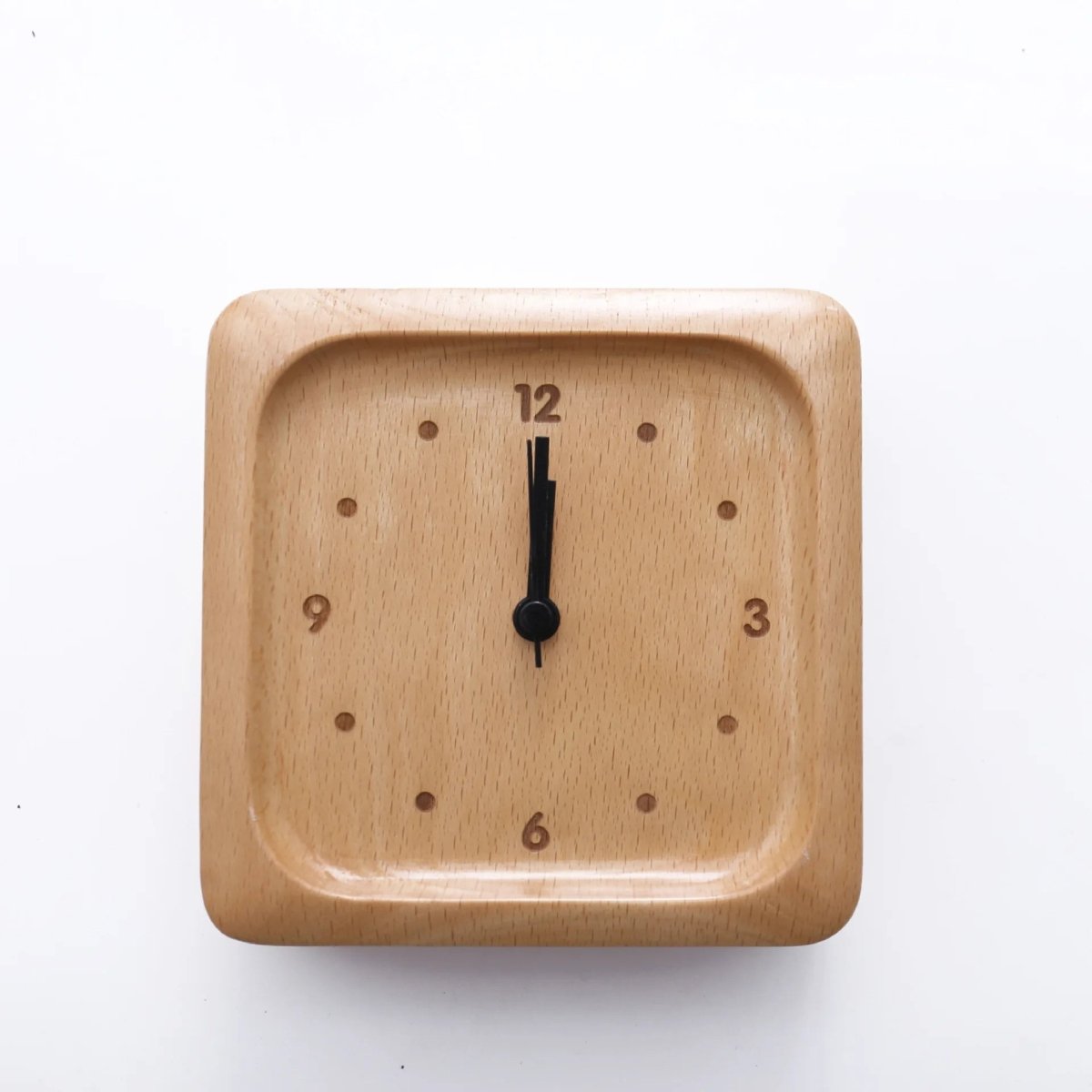 Skanto | Elegant alarm clock made of beech for a stylish home