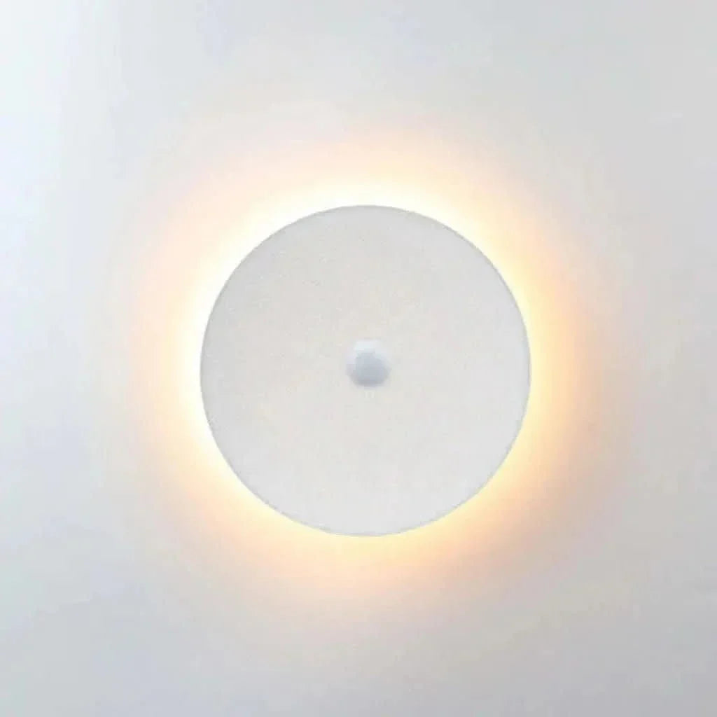 BowLift | Minimalist LED wall light in round or square, IP65