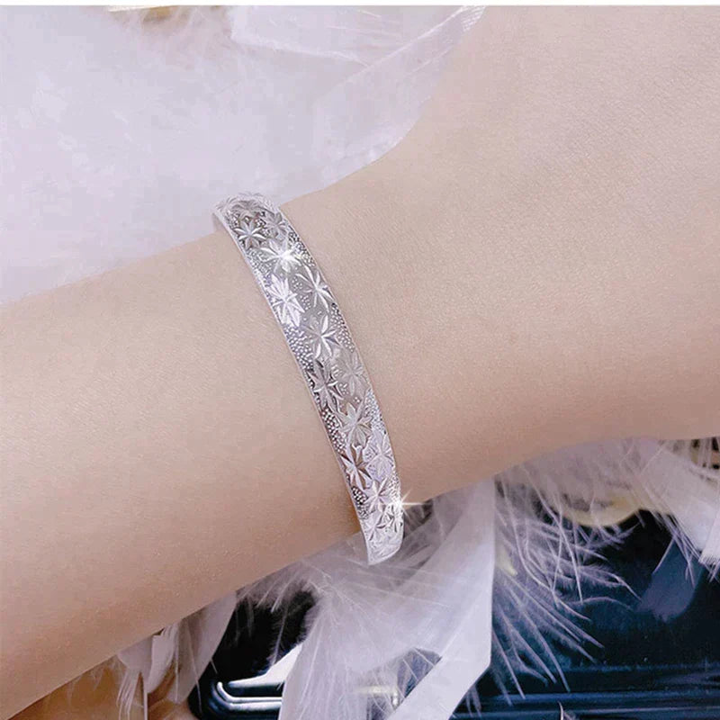 Enchanting Star-Shaped Silver Bracelet for a Radiant Look Bowlift