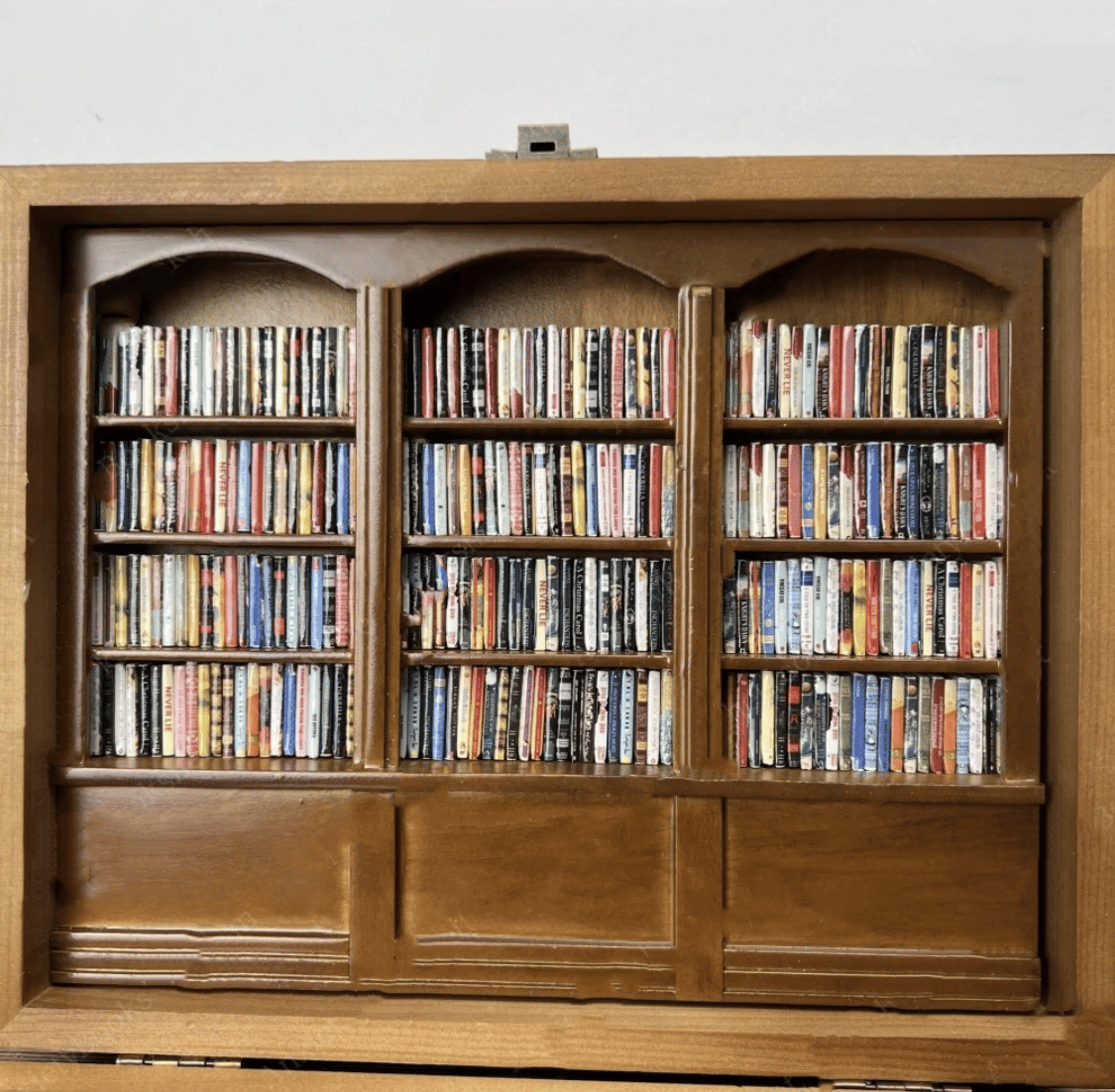 Skanto | Angst Bookshelf | Shake Away Your Anxiety