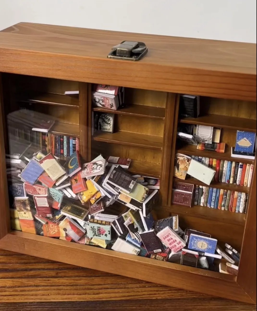 Skanto | Angst Bookshelf | Shake Away Your Anxiety