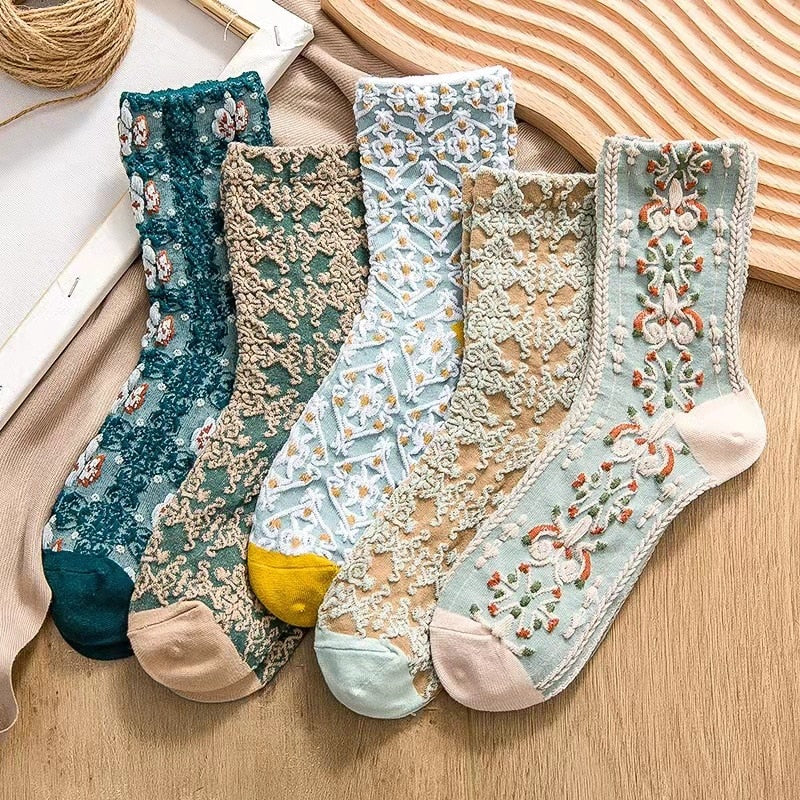 5 pairs of vintage-style socks with floral embroidery