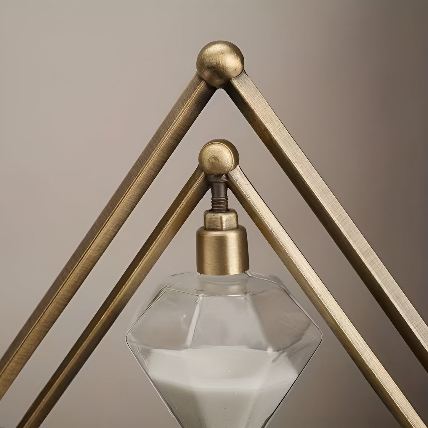 Hourglass with geometric metal frame – Decorative and relaxing | With white sand as meditation timer | Bowlift