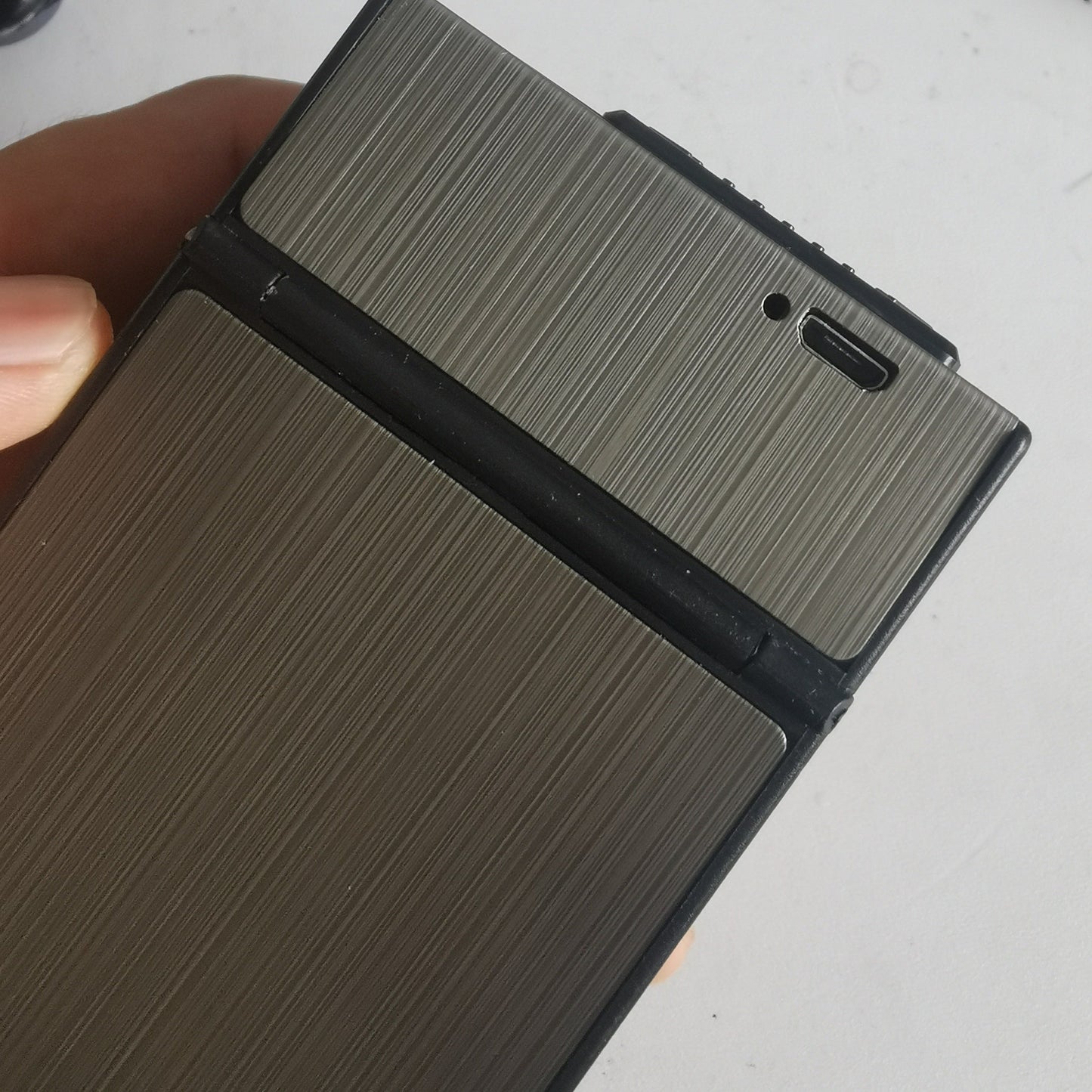 Skanto | 2-i-1 USB oppladbar lighter og sigarettetui - Stilig herre 20-sigarett holder, fuktighetsbestandig og slitesterk