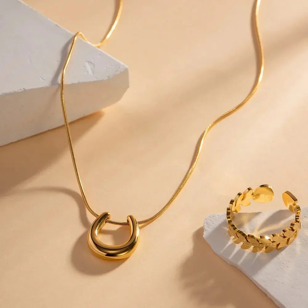 Skanto | Dainty Lucky Horseshoe Necklace