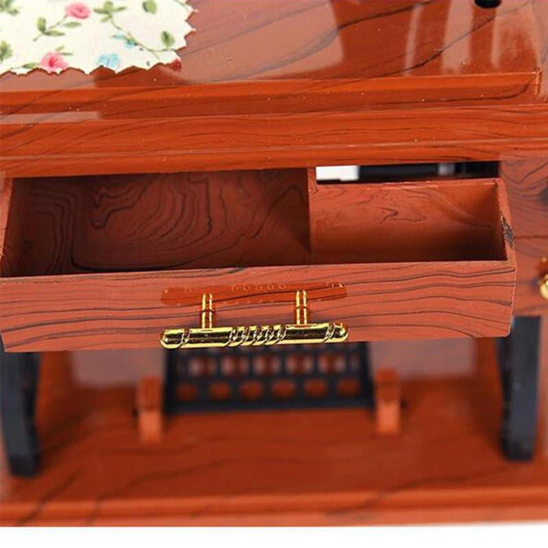 Brehn | Mini Craft Retro Sewing Machine Decor
