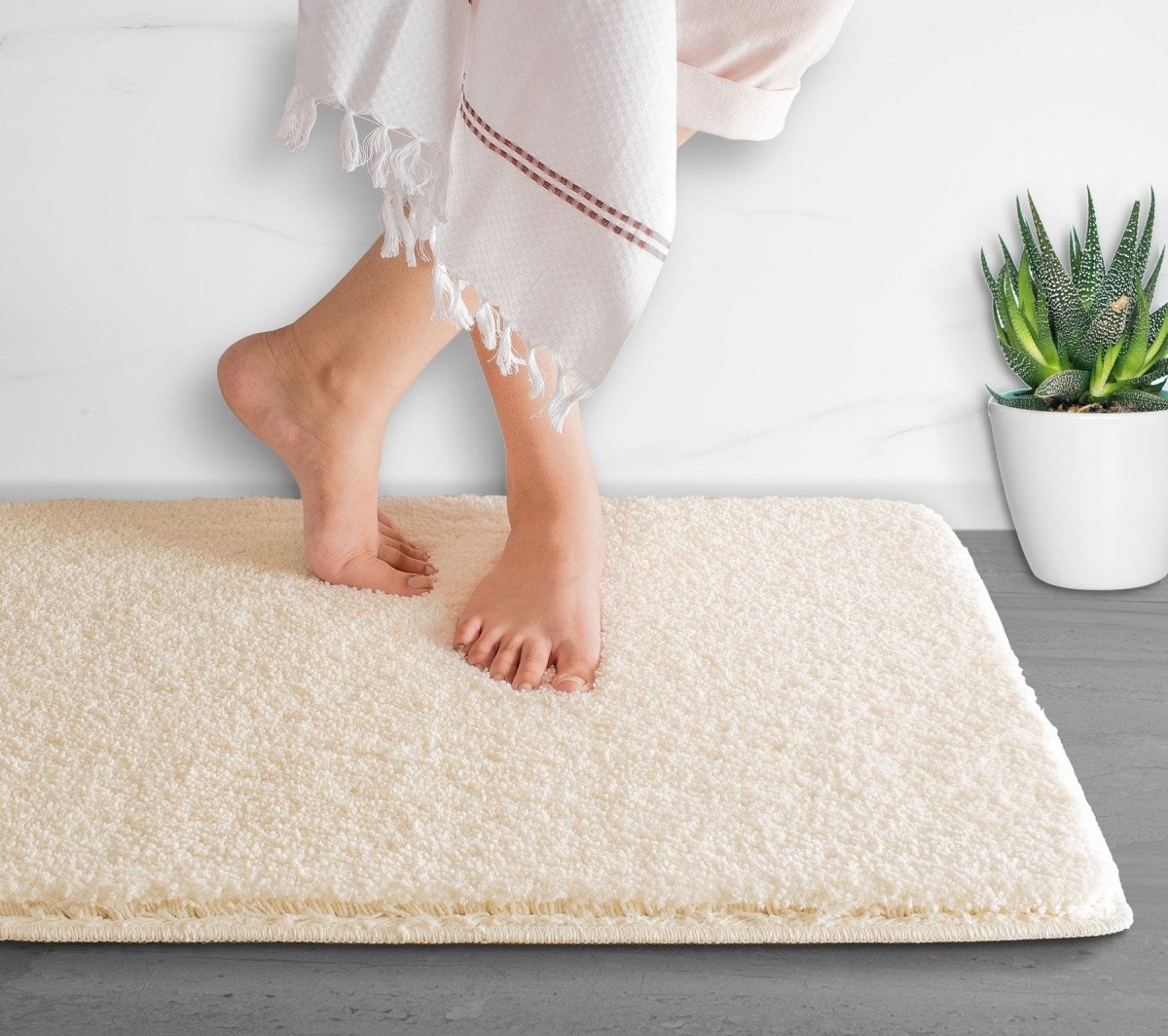 BowLift | Luxura UltraSoft Bath Mat | Super-absorbent microfiber bathroom rug with anti-slip backing