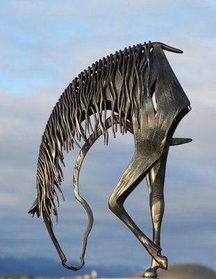 BowLift | Modern Metal Horse Statue