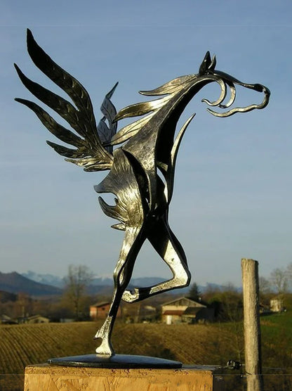 BowLift | Modern Metal Horse Statue