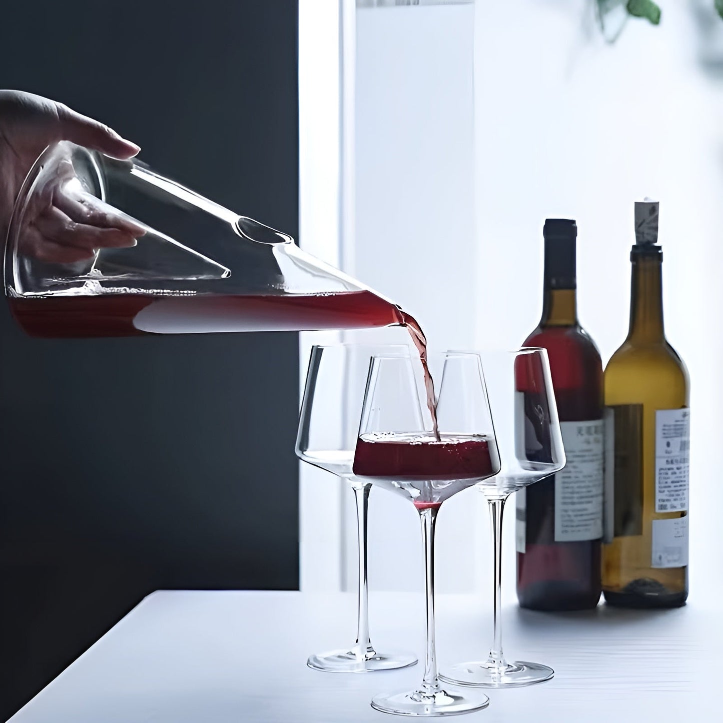Glass Wine Decanter – Stylish and Elegant | Perfect for Aerating Red Wine at Dinners and Parties | Bowlift