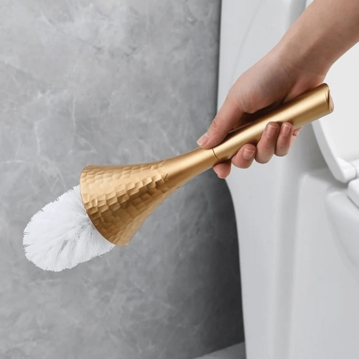 Skanto | GOLDENLUXE – Sculptural Toilet Brush with Elegant Metallic Design for Modern Bathrooms