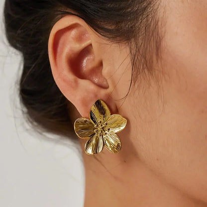 Skanto | Hibiscus Floral Stud Earrings