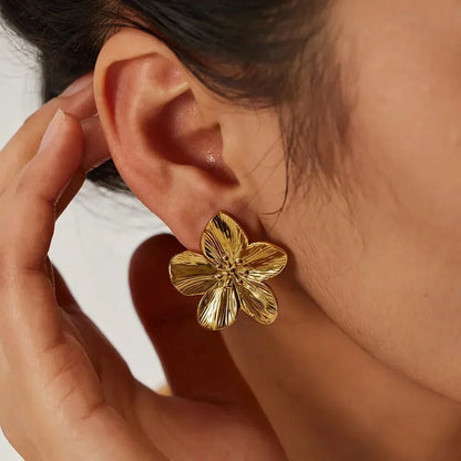 Skanto | Hibiscus Floral Stud Earrings