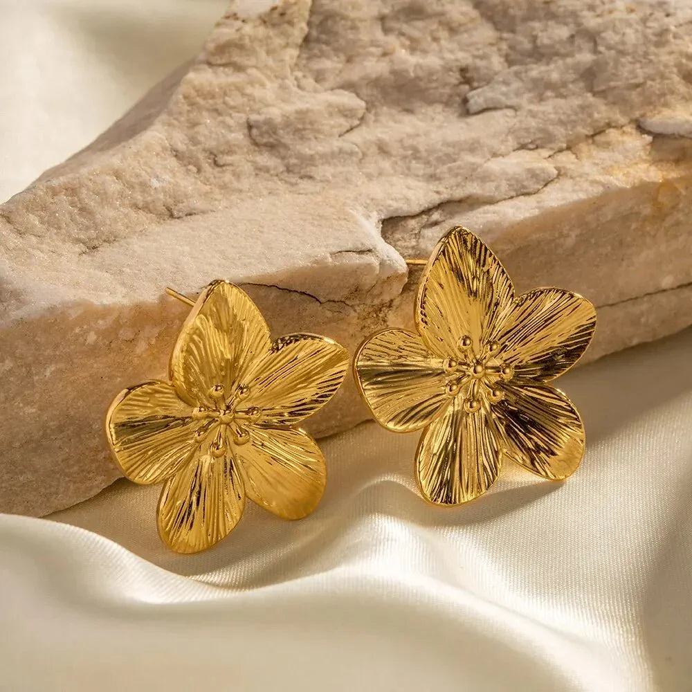 Skanto | Hibiscus Floral Stud Earrings