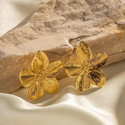 Skanto | Hibiscus Floral Stud Earrings