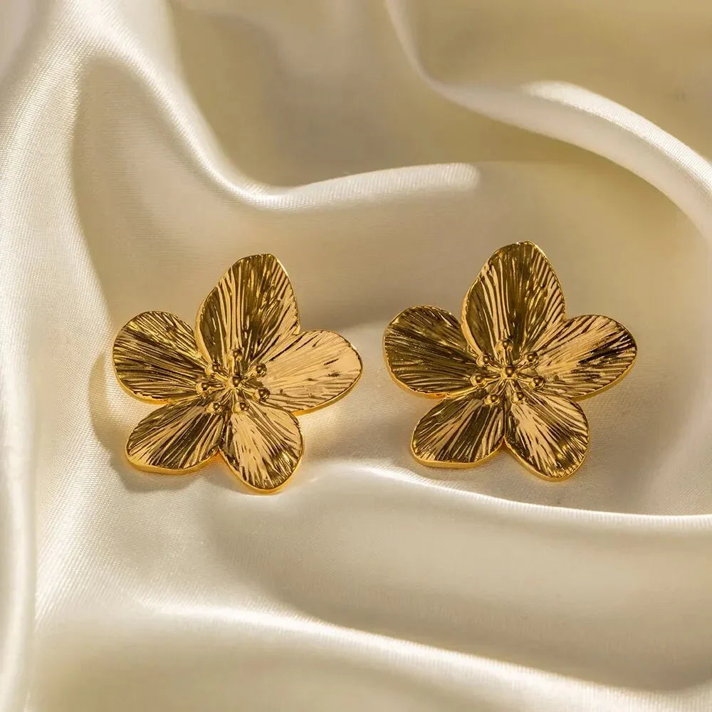 Skanto | Hibiscus Floral Stud Earrings