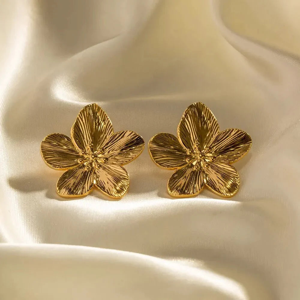 Skanto | Hibiscus Floral Stud Earrings