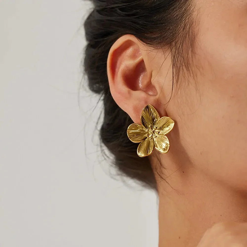 Skanto | Hibiscus Floral Stud Earrings