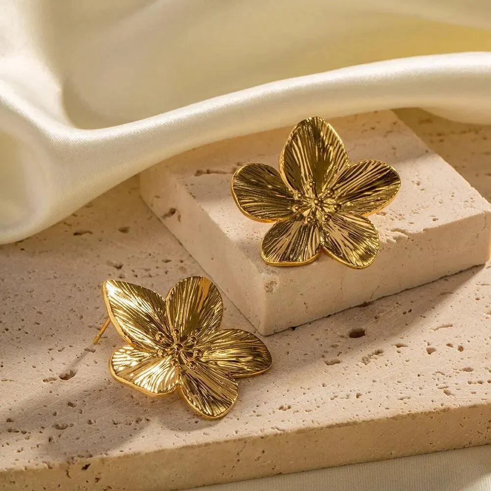 Skanto | Hibiscus Floral Stud Earrings