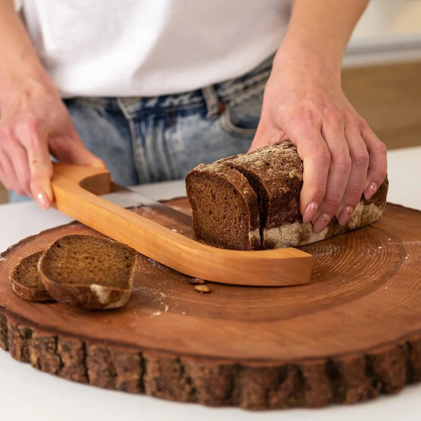BowLift | Bread knife made of wood with non-slip cutting aid