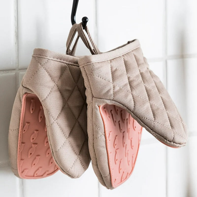 Skanto | Finley – Heat-Resistant Silicone Oven Mitt in Fish Shape