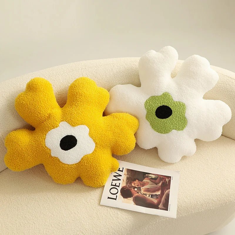 Plush abstract flower shape pillow made of soft cotton material | Brehn