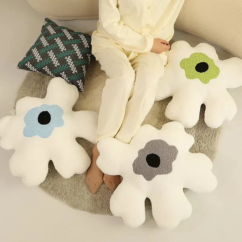 Plush abstract flower shape pillow made of soft cotton material | Brehn