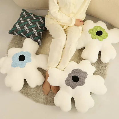 Plush abstract flower shape pillow made of soft cotton material | Brehn