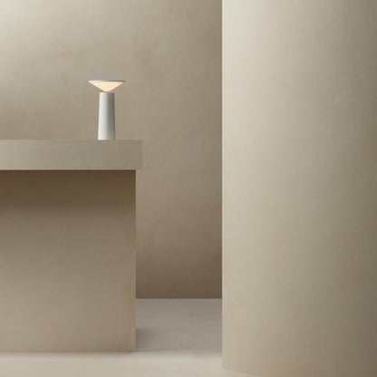Skanto | Portable Dimmable Table Lamp - LumoFlex