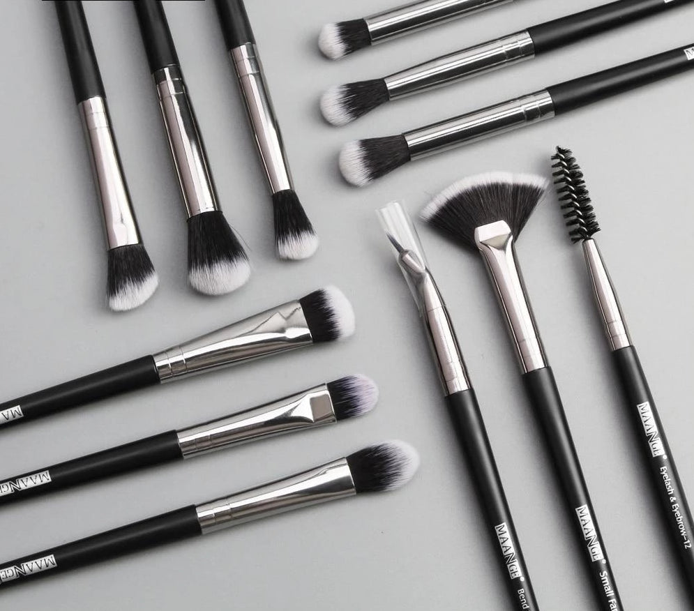 Set of 12 Professional Make-Up Brushes | Bowlift