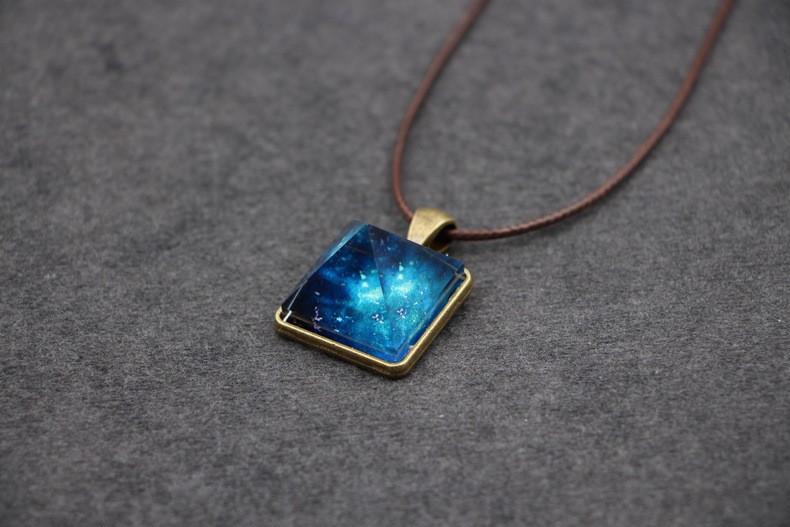 Lyss - Glowing Pyramid Crystal Necklaces | Bowlift