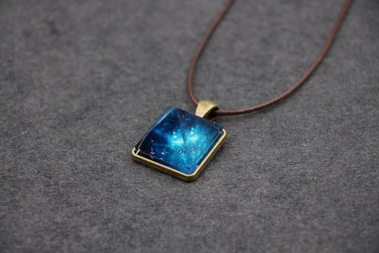 Lyss - Glowing Pyramid Crystal Necklaces | Bowlift