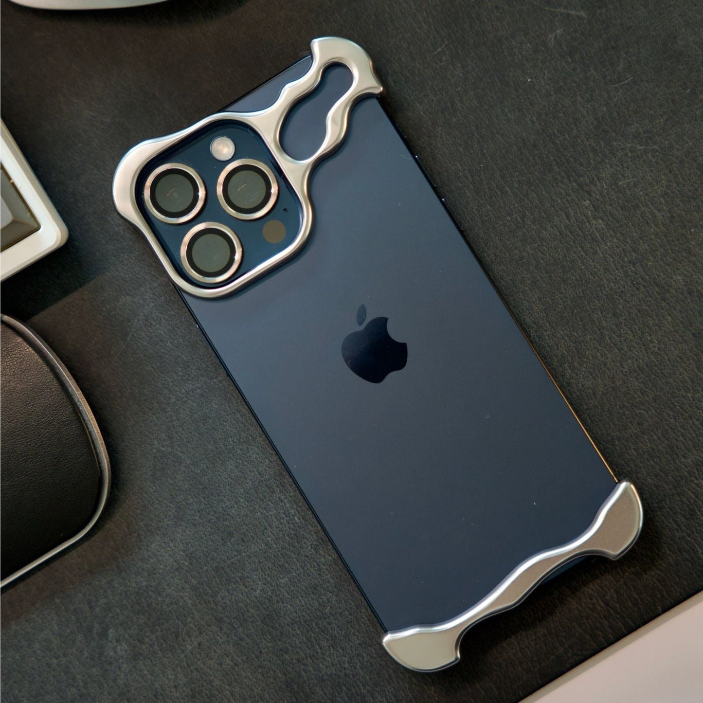 Skanto | Mobile phone case with a slim, minimalist design