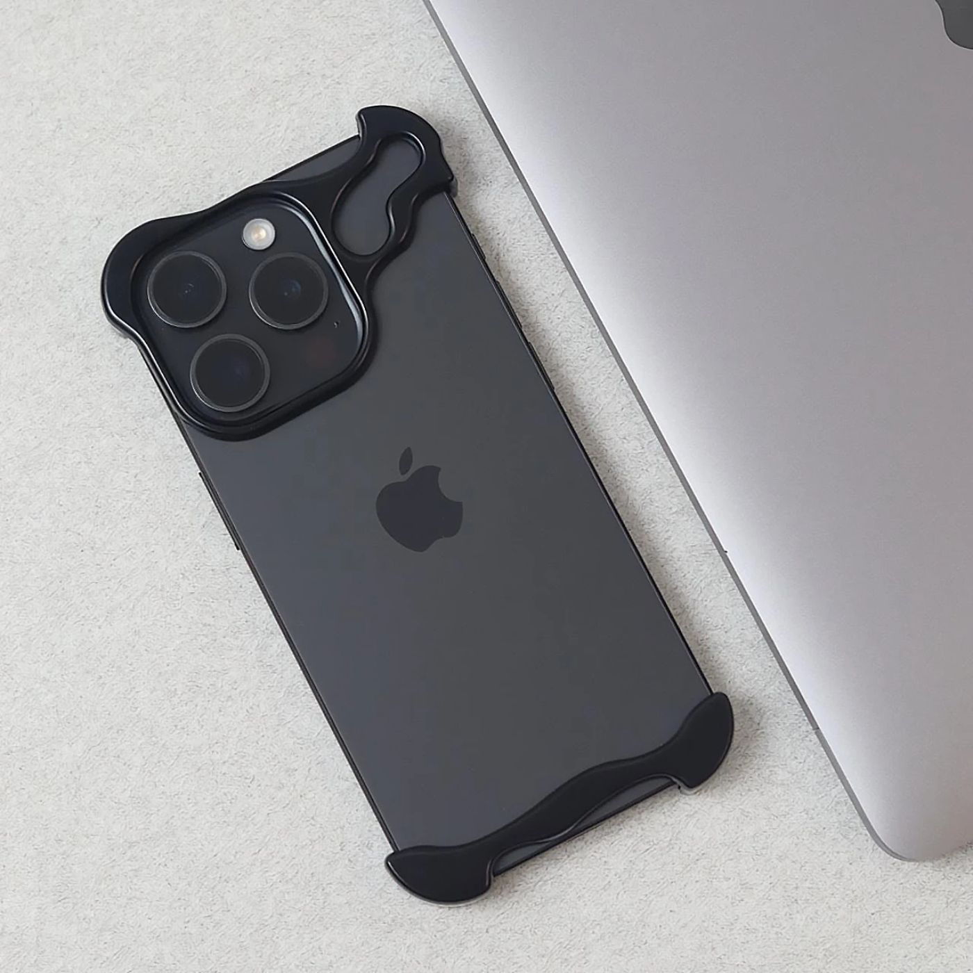 Skanto | Mobile phone case with a slim, minimalist design