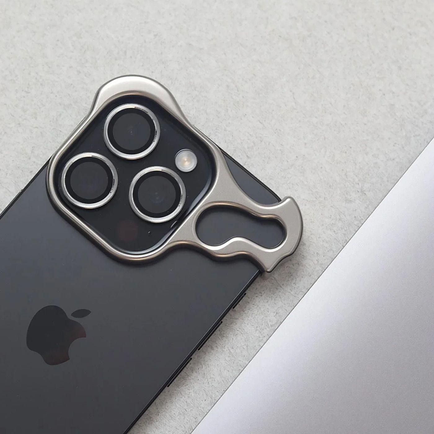 Skanto | Mobile phone case with a slim, minimalist design