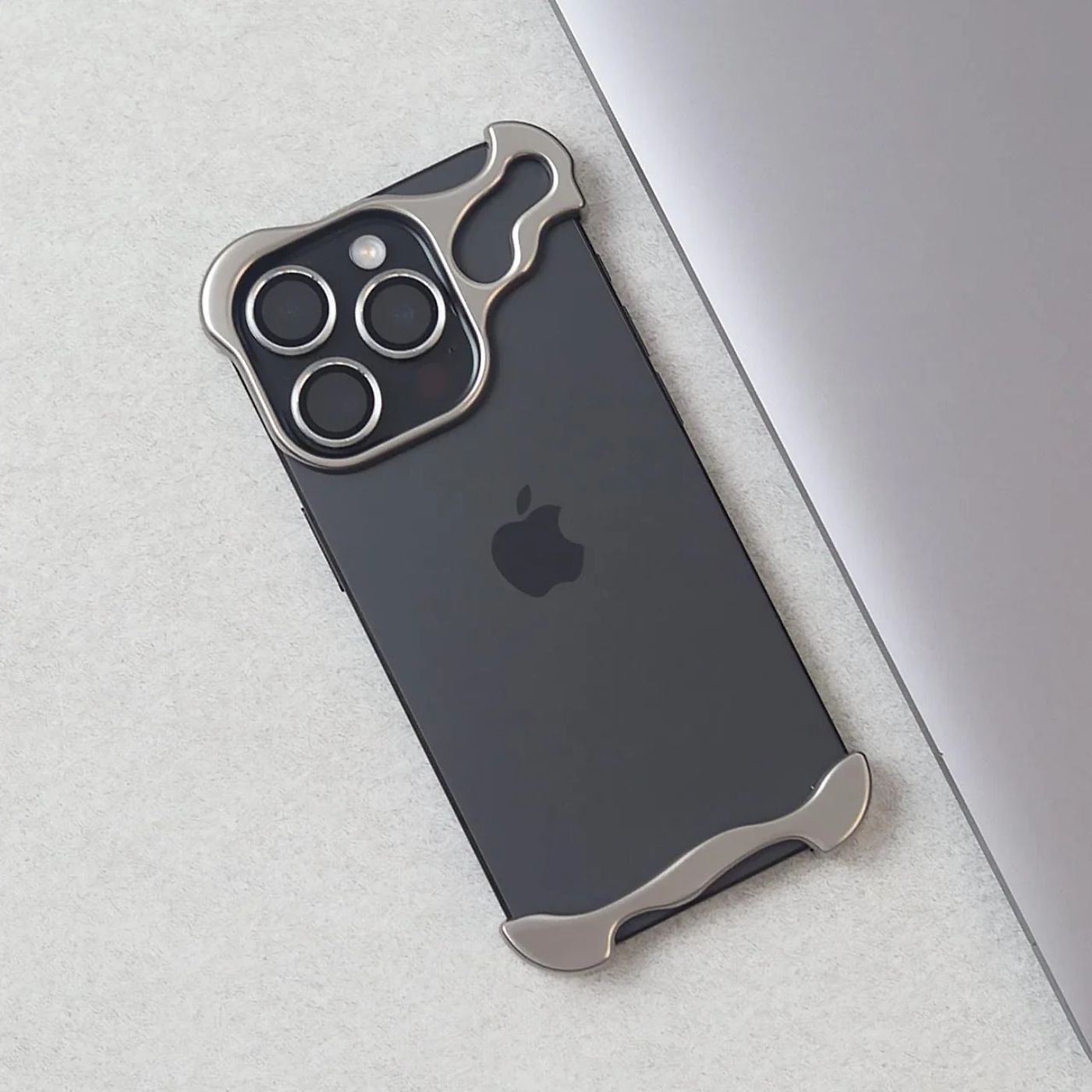 Skanto | Mobile phone case with a slim, minimalist design