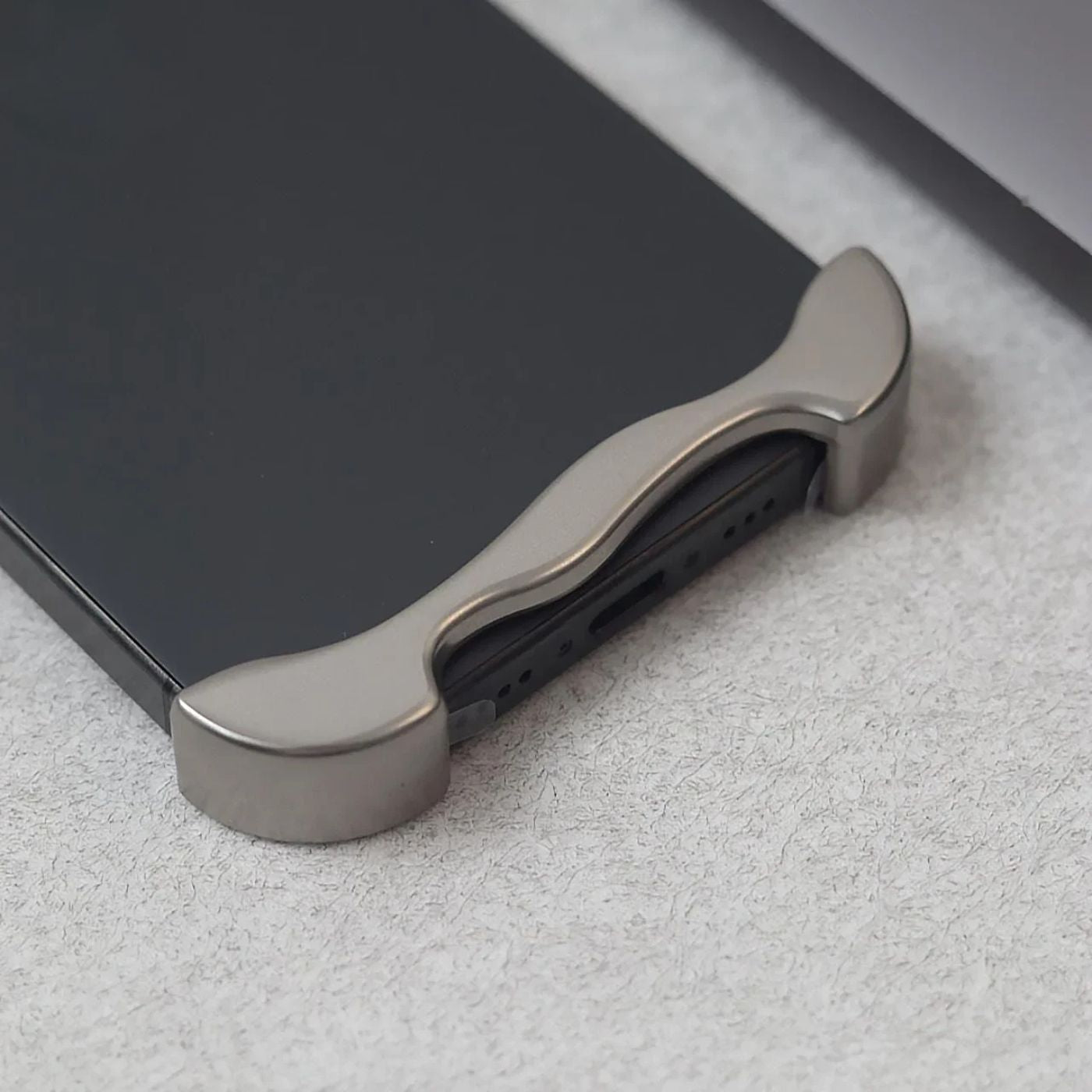 Skanto | Mobile phone case with a slim, minimalist design