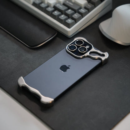 Skanto | Mobile phone case with a slim, minimalist design