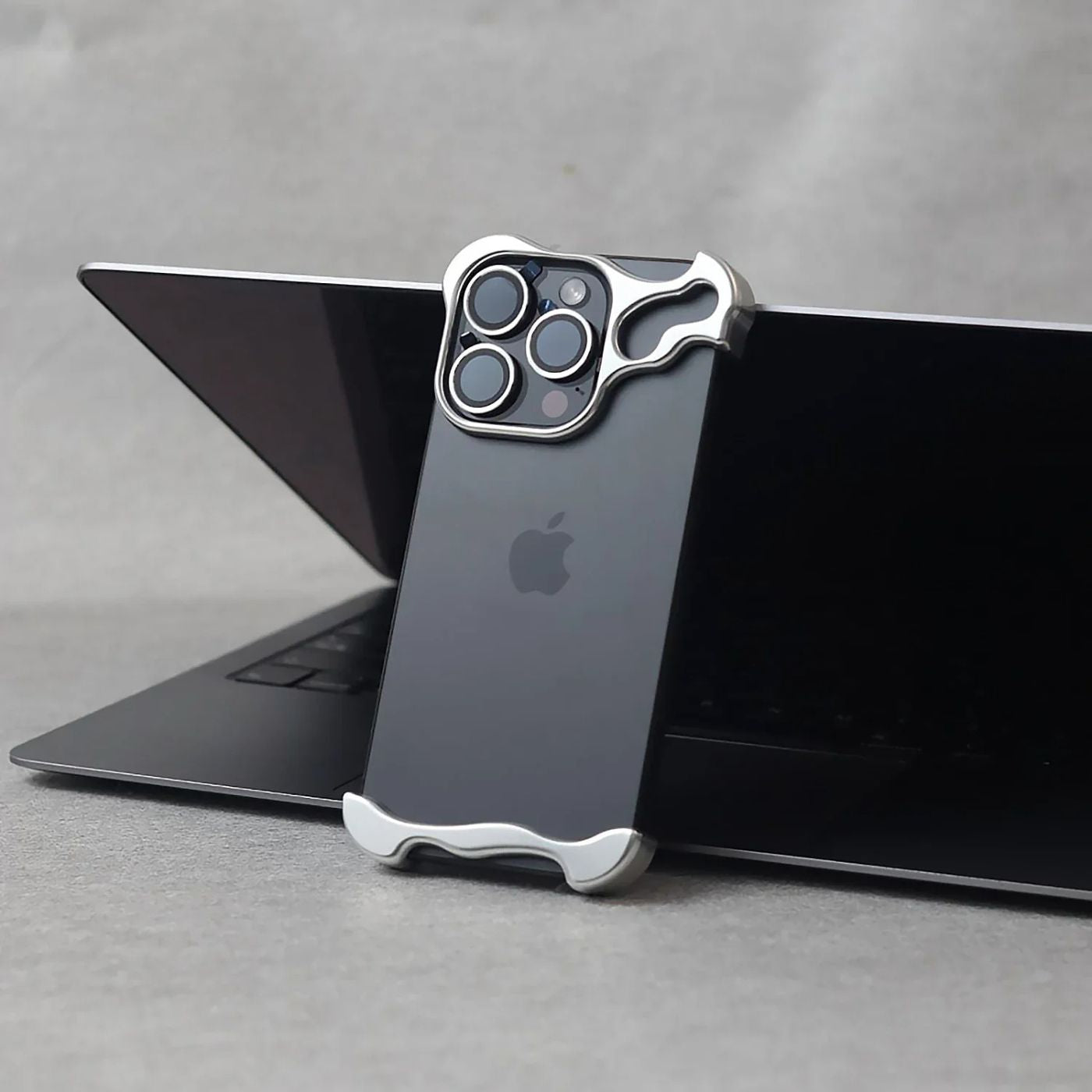 Skanto | Mobile phone case with a slim, minimalist design