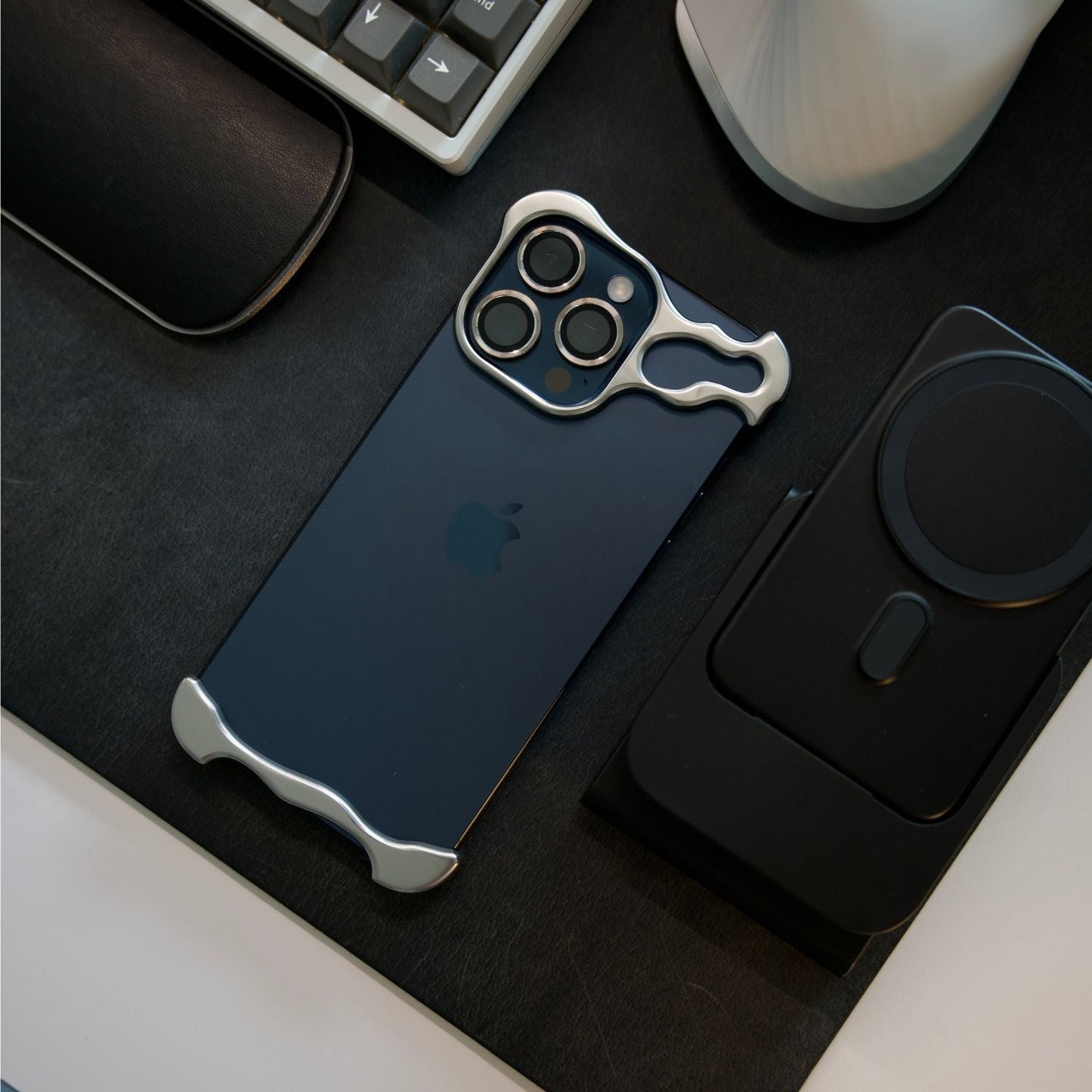 Skanto | Mobile phone case with a slim, minimalist design