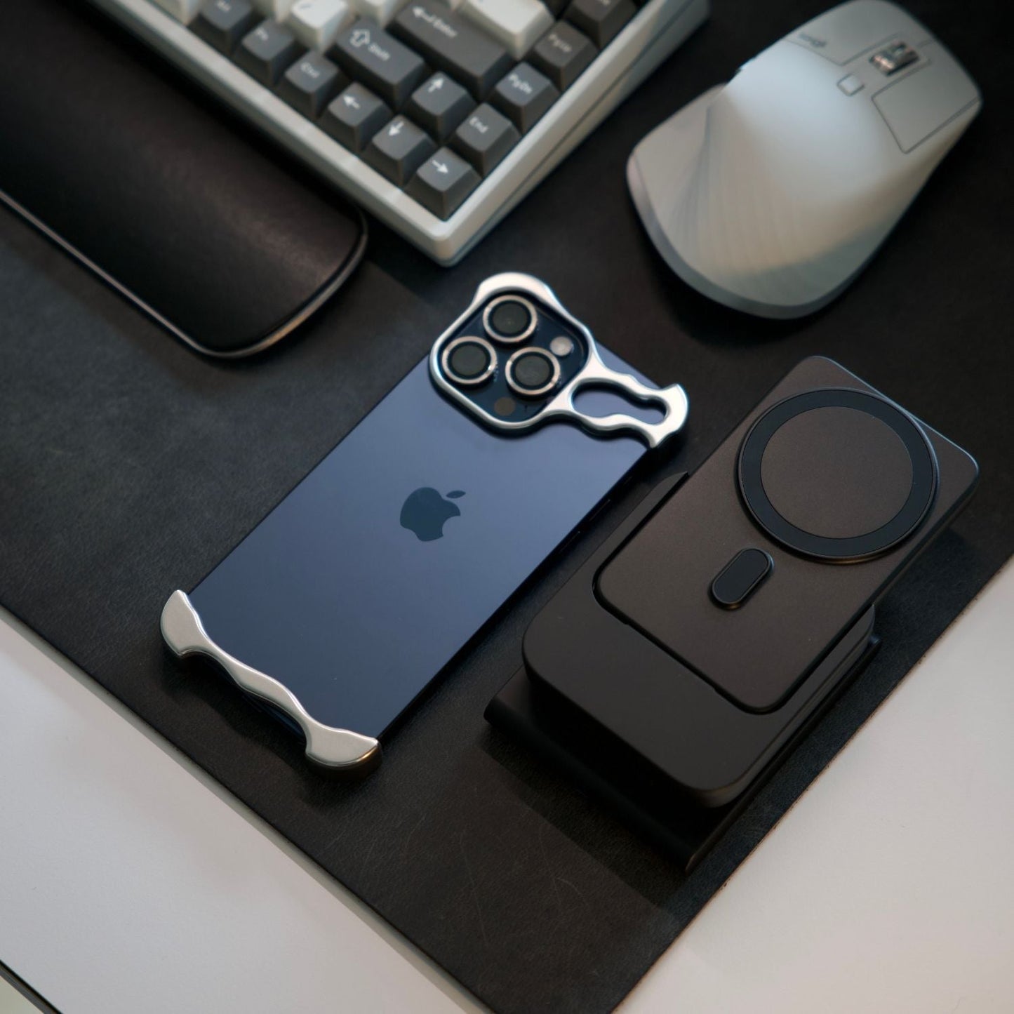 Skanto | Mobile phone case with a slim, minimalist design
