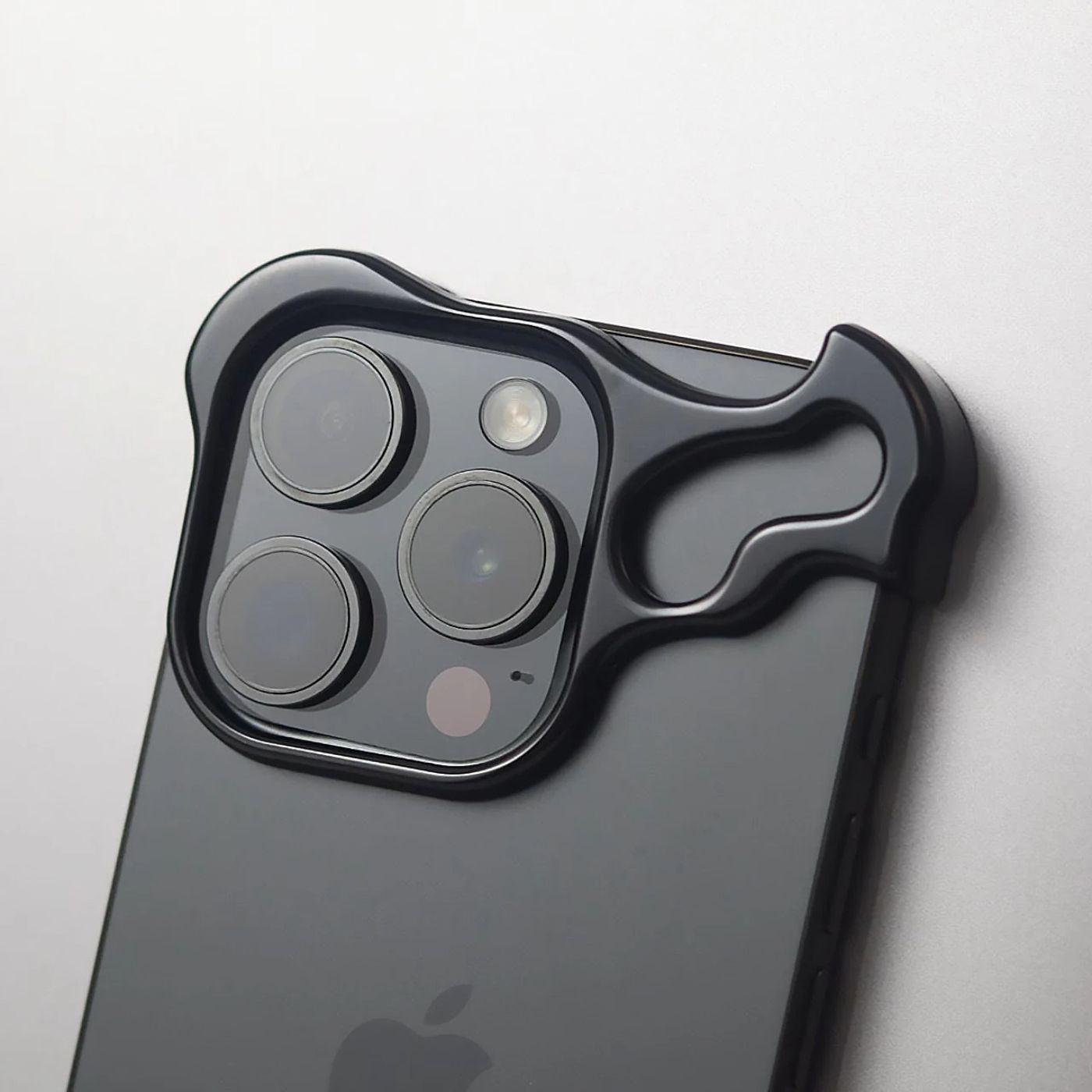 Skanto | Mobile phone case with a slim, minimalist design