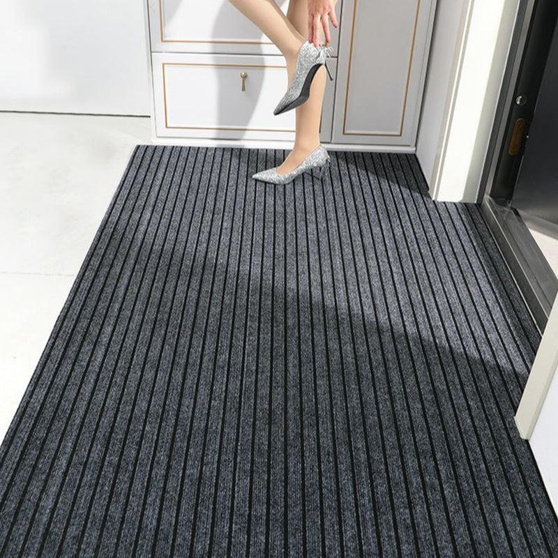 Non-slip, grease-resistant and washable carpet