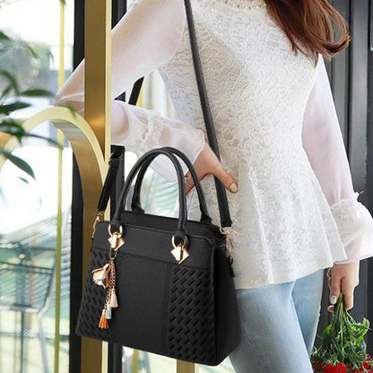 BowLift | Elegant women's bag with tassel pendant