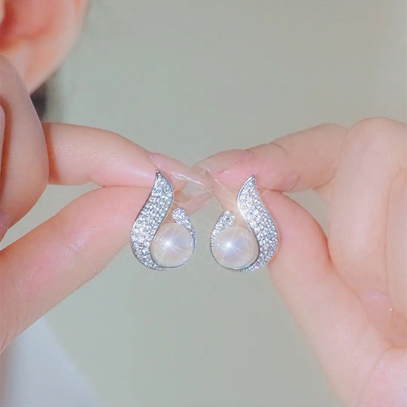 BowLift | Elegant earrings with pearl imitation and rhinestone
